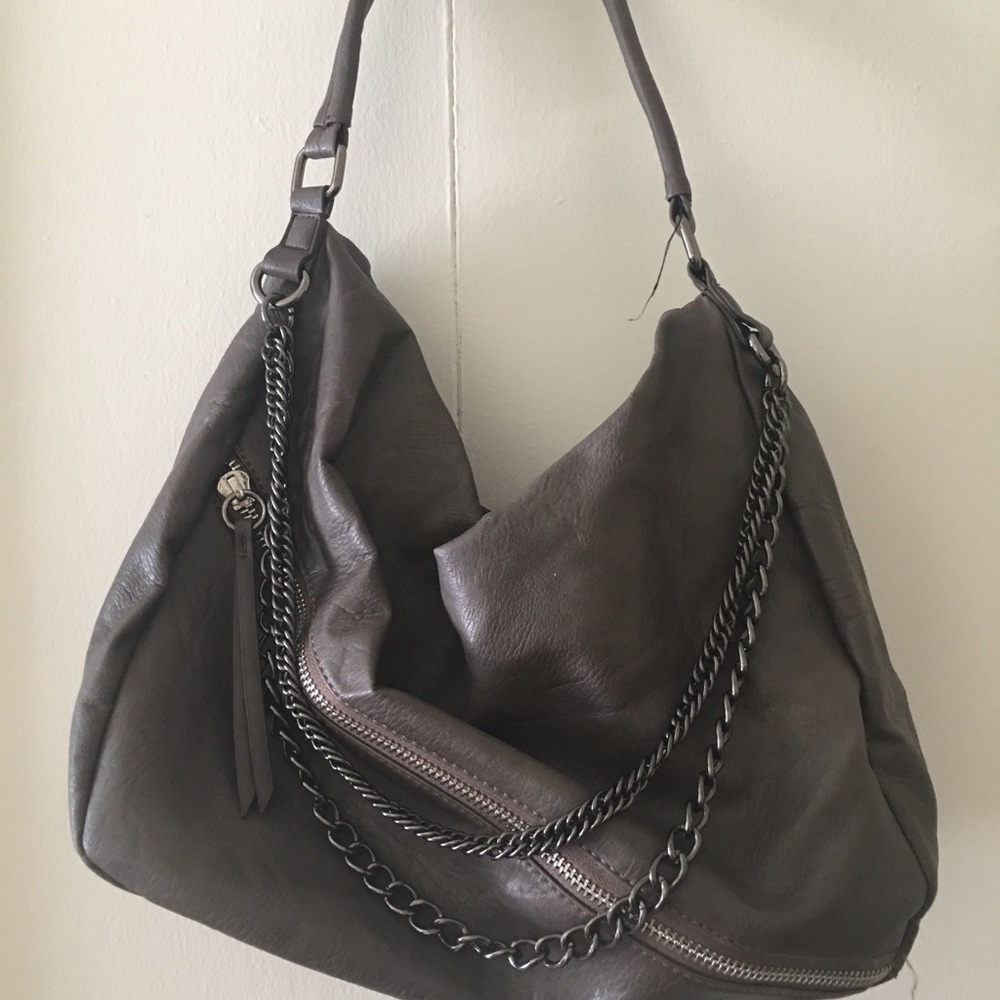 Grey shoulder bag with chain accents
